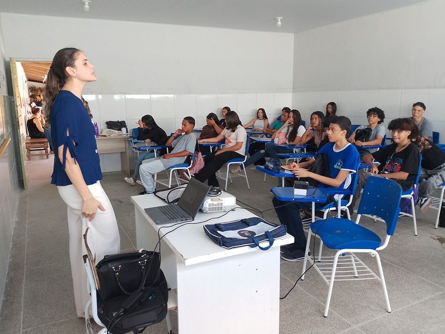 Sicoob orienta alunos de escolas da Rede Municipal de Ensino sobre educação financeira